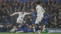 Pemain Chelsea Jorginho (kedua kiri) menghalau pemain Lille Yusuf Yazici (kiri) pada pertandingan Grup H Liga Champions di Stadion Stamford Bridge, London, Inggris,  Selasa (10/12/2019). Chelsea menang 2-1 dan lolos ke babak 16 besar Liga Champions. (AP Photo/Thanassis Stavrakis)