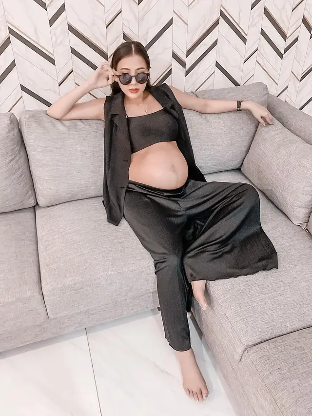 6 Potret Angela Tee Pamer Baby Bump, Makin Memesona