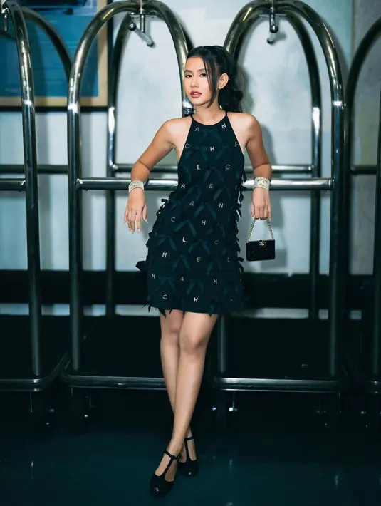 Sedangkan di acara Press Conference, Shenina memilih sebuah mini dress yang chic berwarna hitam dari Chanel. [Foto: Instagram/sheninacinnamon]
