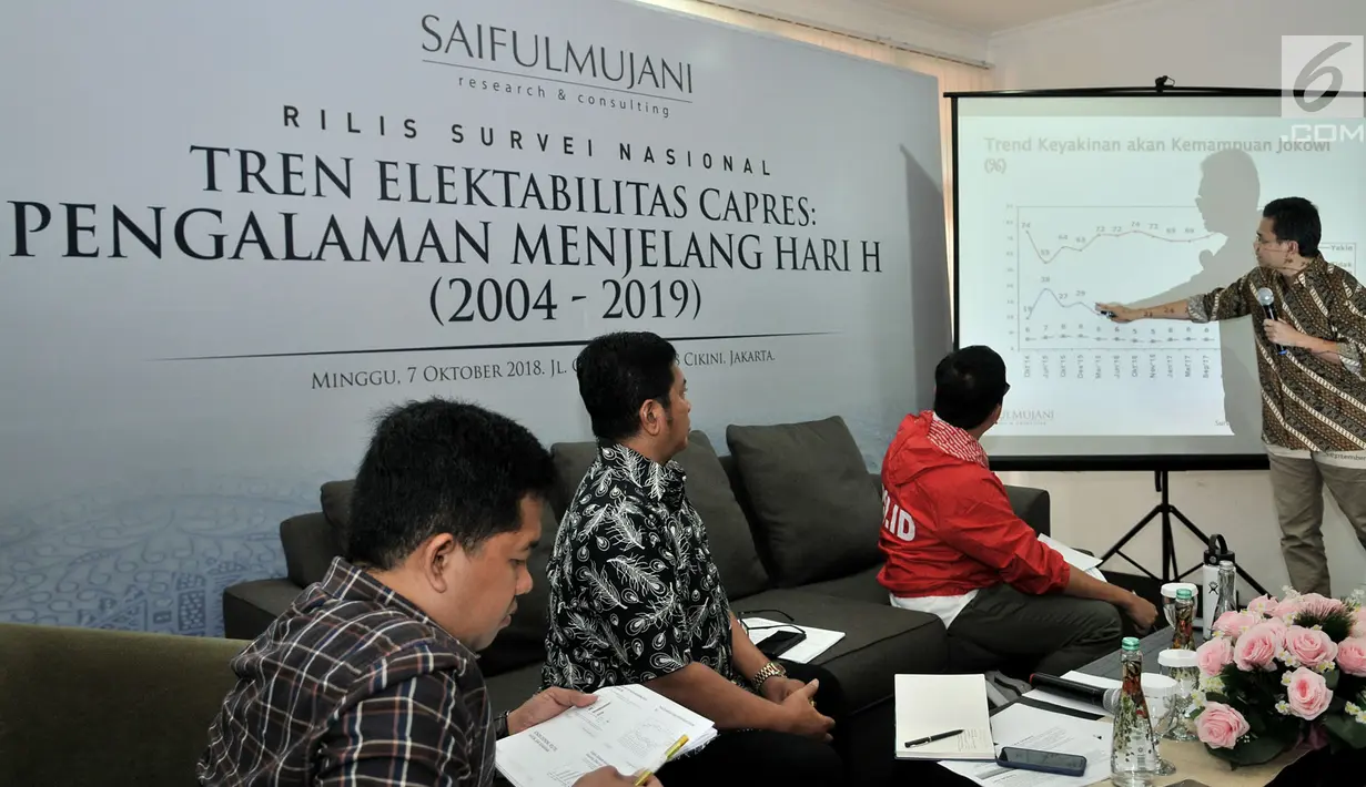 CEO Saiful Mujani Research Consulting (SMRC), Djayadi Hanan memaparkan grafik saat rilis hasil survei nasional Tren Elektabilitas Capres: Pengalaman Menjelang Hari H (2004-2019) di Kantor SMRC, Jakarta, Minggu (7/10). (Merdeka.com/Iqbal S Nugroho)