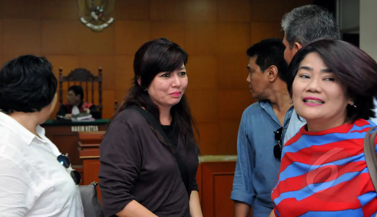 Ibu Kevin Julio, Nancy Wijaya (tengah) usai menghadiri sidang lanjutan kasus tabrak lari dengan korban ayah Kevin Julio, Jakarta, Selasa (24/3/2015). Kevin Julio tak hadir dalam persidangan tersebut.(Liputan6.com/Panji Diksana)