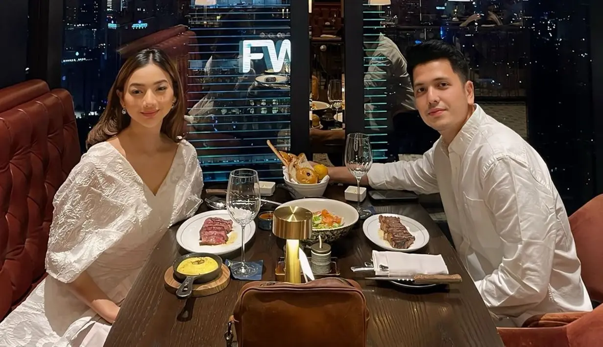 Dalam momen dinner ulang tahun ini, Glenca dan Rendi Jhon selaras mengenakan busana warna putih. Glenca Chysara dan Rendi Jhon selalu punya cara tersendiri beri kejutan untuk pasangannya. Unggah foto dinner romantis di laman Instagramnya, Rendi Jhon menuliskan kata-kata manis dan ungkap terima kasih sekaligus syukur karena Glenca telah membersamainya. (Liputan6.com/IG/@rendijhonpratama)