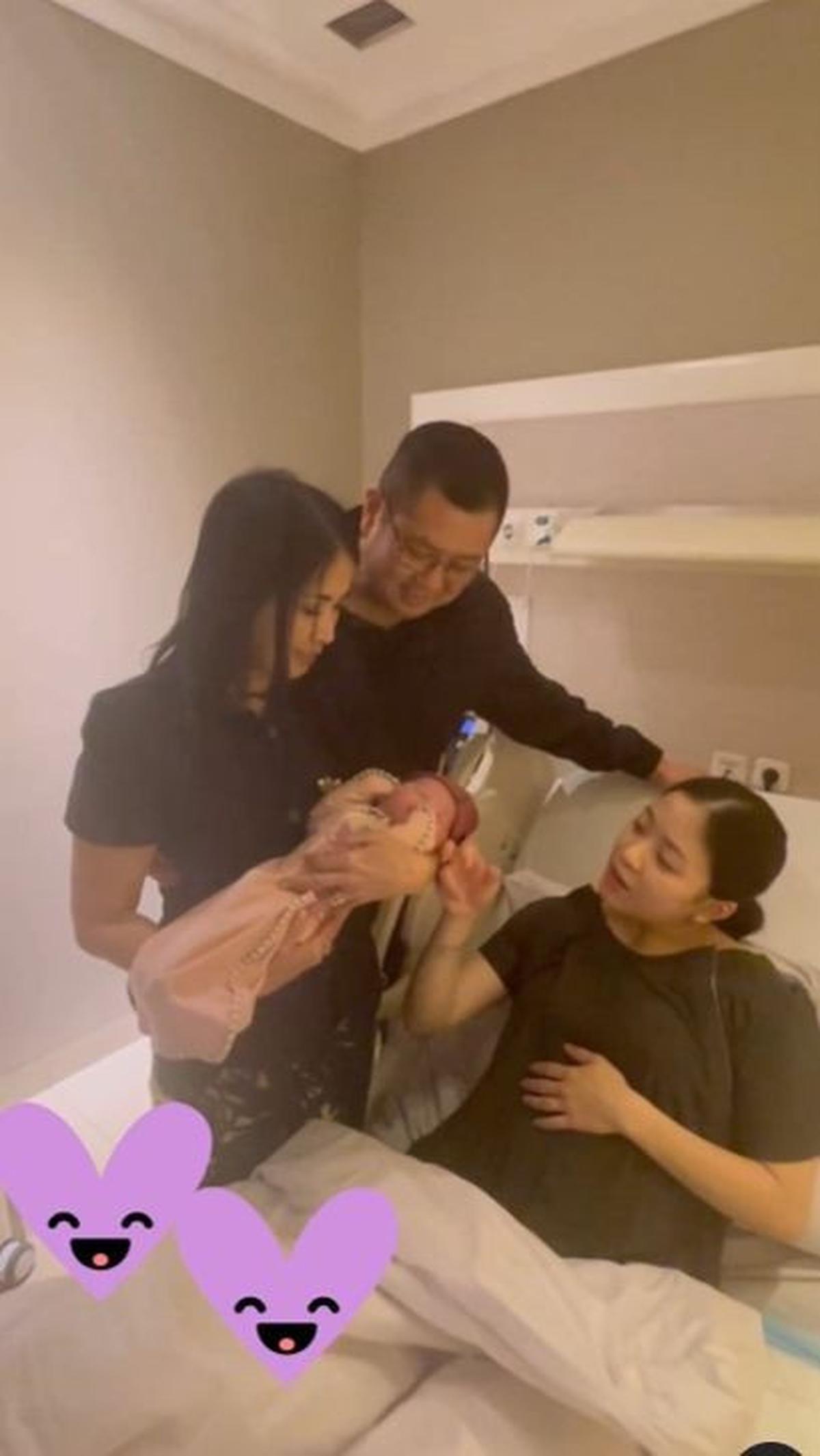Harry Tanoesoedibjo mengumumkan kabar bahagia melalui akun instagram pribadinya. Putrinya, Jessica melaharikan anak pertama berjenis kelamin perempuan.