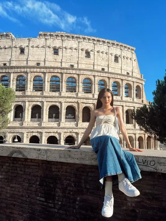 Padanan strapless blus putih, denim skirt dan sneakers putih beri kesan feminin pada gaya kasual. @bebytsasbina.