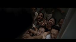 Lewat medsos, Joko Anwar berbagi kesan setelah sukses bikin nonton bareng di bioskop tua Studio Matahari Singosaren Plaza Solo. Ia berencana ingin menghidupkan kembali bioskop tua yang sudah tak beroperasi di kota-kota lain. “Kami pengen banget nobar di bioskop tua yang udah tidak berfungsi lagi sejak Pengabdi Setan yang pertama, pengen bikin awareness ada banyak bioskop terbengkalai yang bisa direvitalisasi. Kesampaian di Pengabdi Setan 2 di Solo. Pengen ke kota lain ngelakuin yang sama. Di mana ya?” tanyanya. (Foto: Dok. Rapi Film)