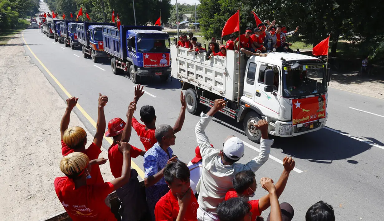 Pendukung partai National League for Democracy (NLD) pimpinan Aung San Suu Kyi menari dan bersorak di truk saat kampanye pemilihan umum bulan depan di Naypyitaw, Myanmar, Rabu (21/10/2020). (AP Photo/Aung Shine Oo)