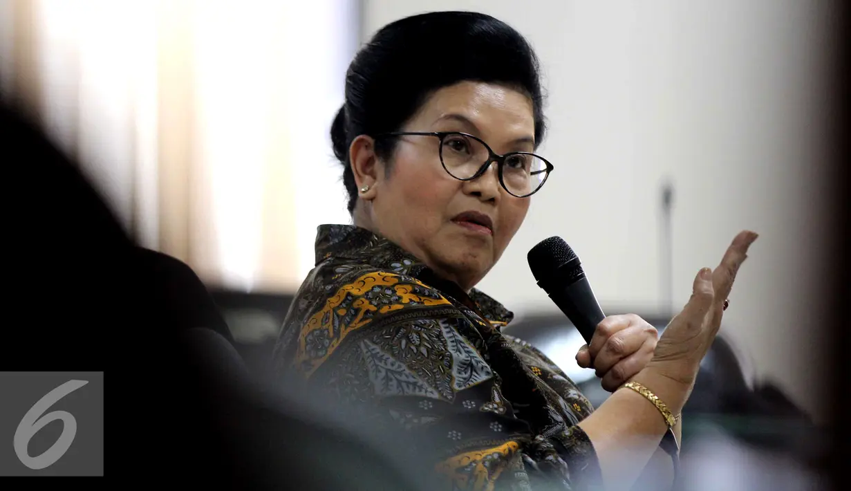 Eks Menkes, Siti Fadilah Supari menjadi saksi di persidangan kasus korupsi pengadaan alat kesehatan untuk penanganan wabah flu burung tahun 2006, Jakarta, Rabu (9/9/2015). Dalam kasus ini, Siti juga berstatus sebagai tersangka. (Liputan6.com/Helmi Afandi)