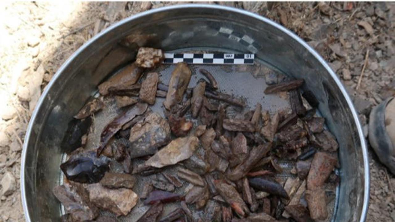 Tumpukan perkakas batu dan tulang yang ditemukan di permukiman manusia purba berusia 150.000 tahun di Tajikistan.