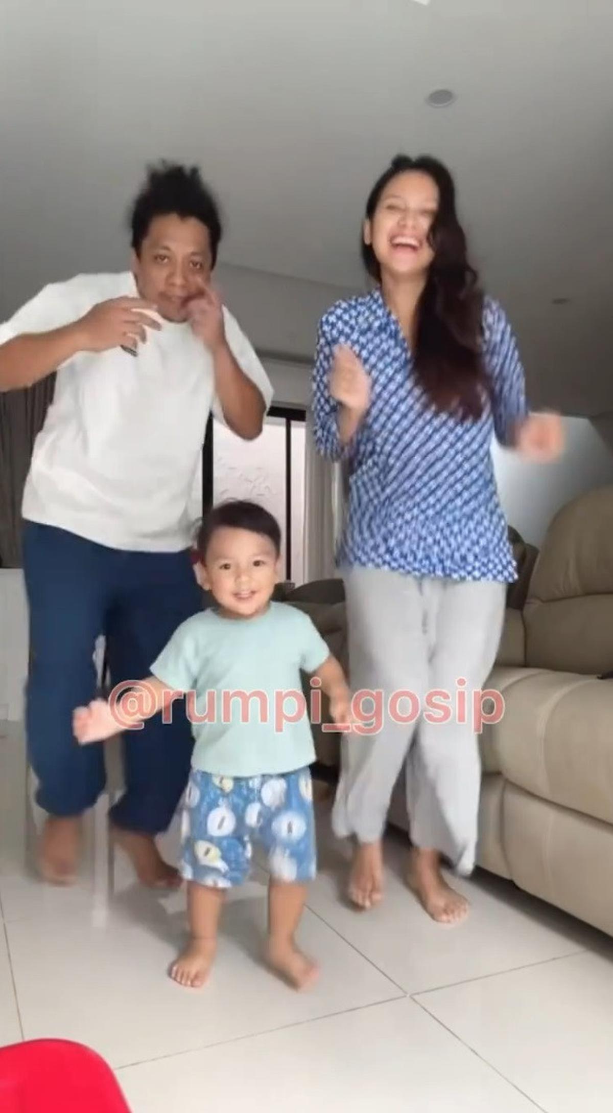 Netizen langsung menyerbu kolom komentar dengan kalimat pujian. Anak yang lahir pada 1 September 2022 ini bahkan terlihat sudah bisa ikut joget bareng Arie &amp; Indah.