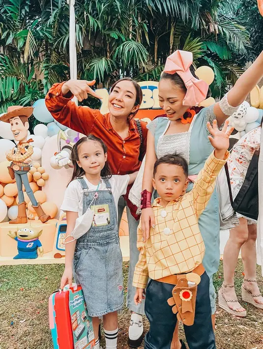 6 Potret Lucu Rayyanza dan Gempi Makan Popcorn di Ulang Tahun Xabiru. (Foto: Instagram/gisel_la)