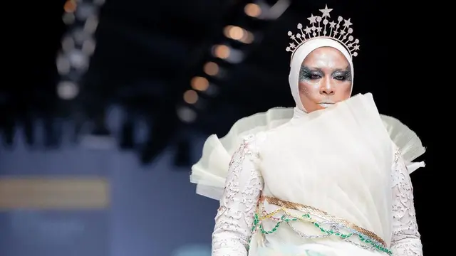 Potret Melly Goeslaw di Jakarta Fashion Week 2020 (sumber: instagram/melly_goeslaw)