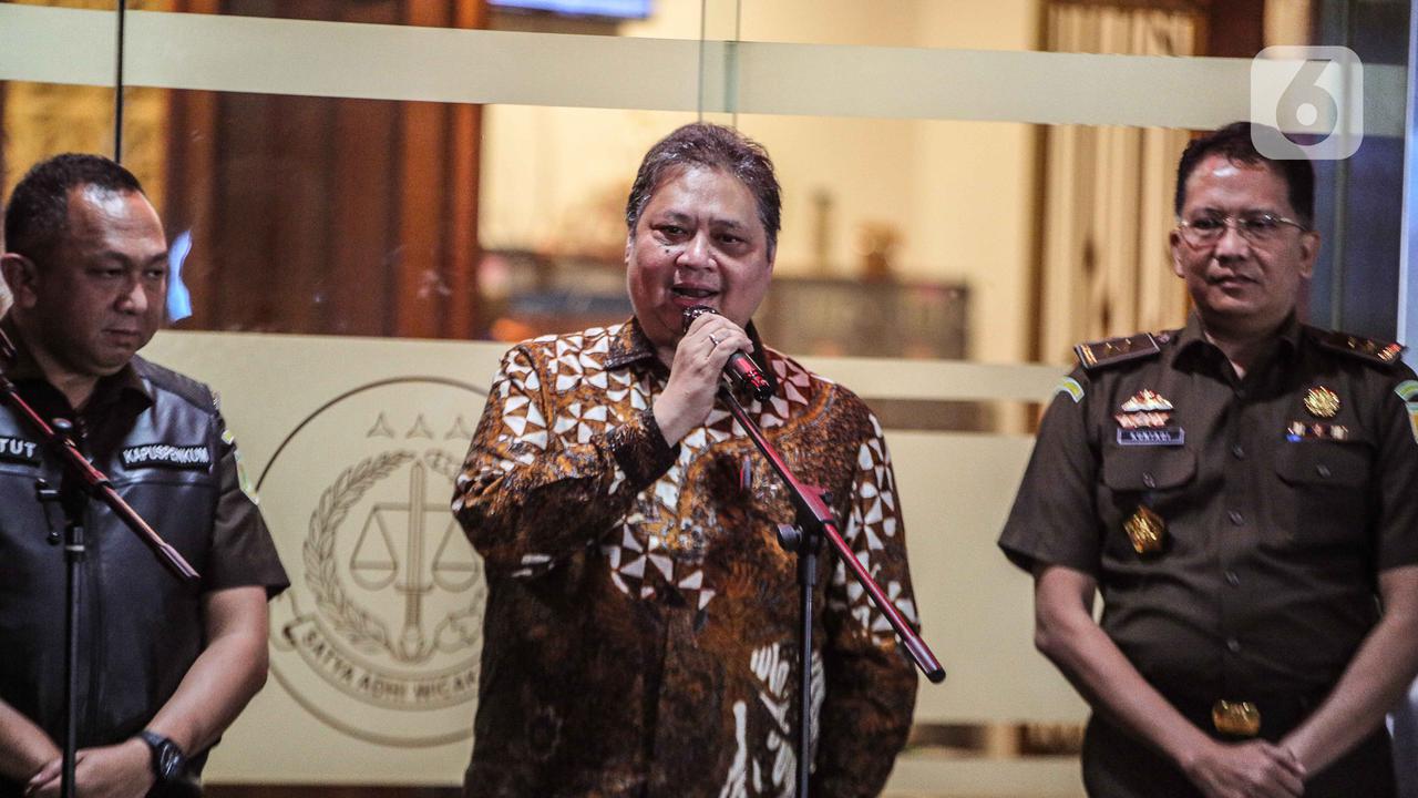 Saat pemeriksaan Menteri Koordinator (Menko) Perekonomian Airlangga Hartarto di Kejaksaan Agung (Kejagung) pada Senin 24 Juli 2023, sejumlah orang nampak mengawalnya.