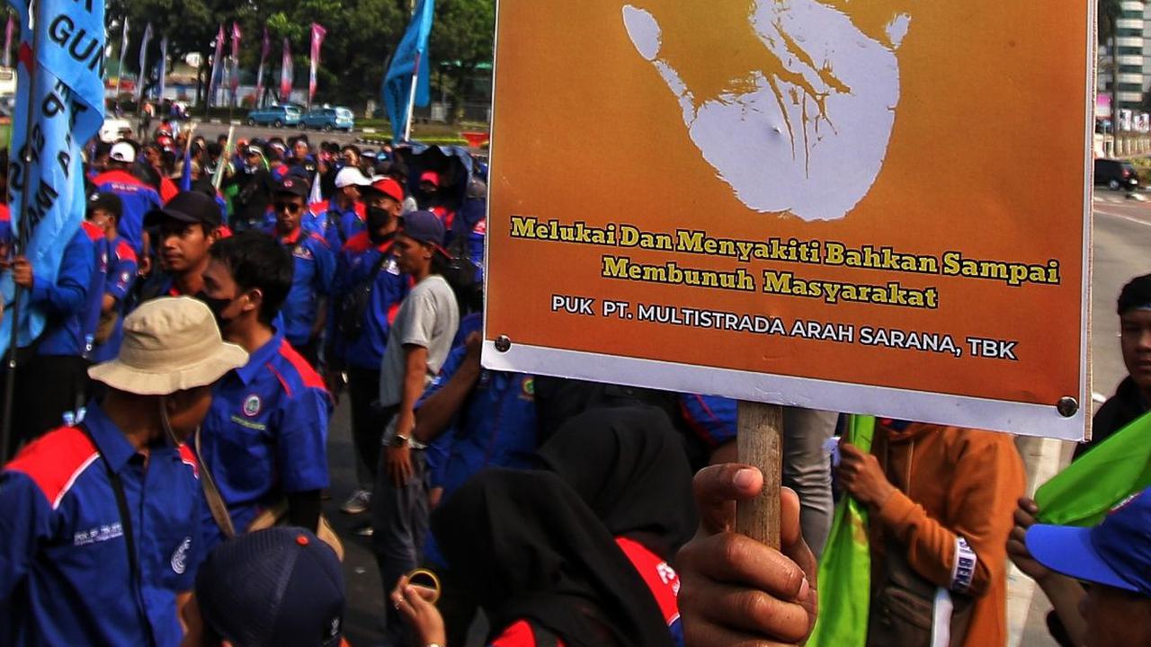 FOTO: Aksi Massa Buruh Menuntut Omnibus Law Cipta Kerja Dicabut Masih Berlanjut di Kawasan Patung Kuda