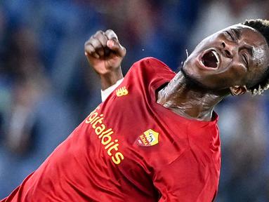 Tammy Abraham merupakan pesepak bola jebolan akademi Chelsea yang pada musim ini memilih untuk merumput bersama AS Roma. Striker 22 tahun tersebut menandatangani kontrak dengan durasi lima tahun bersama i Giallorossi. (Foto: AFP/Alberto Pizzoli)