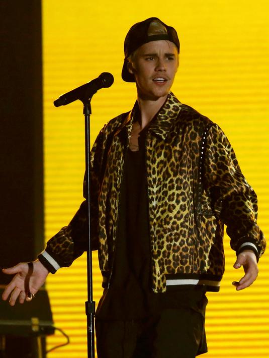 Justin Bieber berhasil menang di nominasi Best Dance Recording lewat lagu "Where Are U Now" pada Grammy Awards ke-58 di Los Angeles, Senin (15/2). Untuk pertama kalinya penyanyi asal Kanada itu akhirnya membawa pulang Piala Grammy. (REUTERS/Mario Anzuoni)