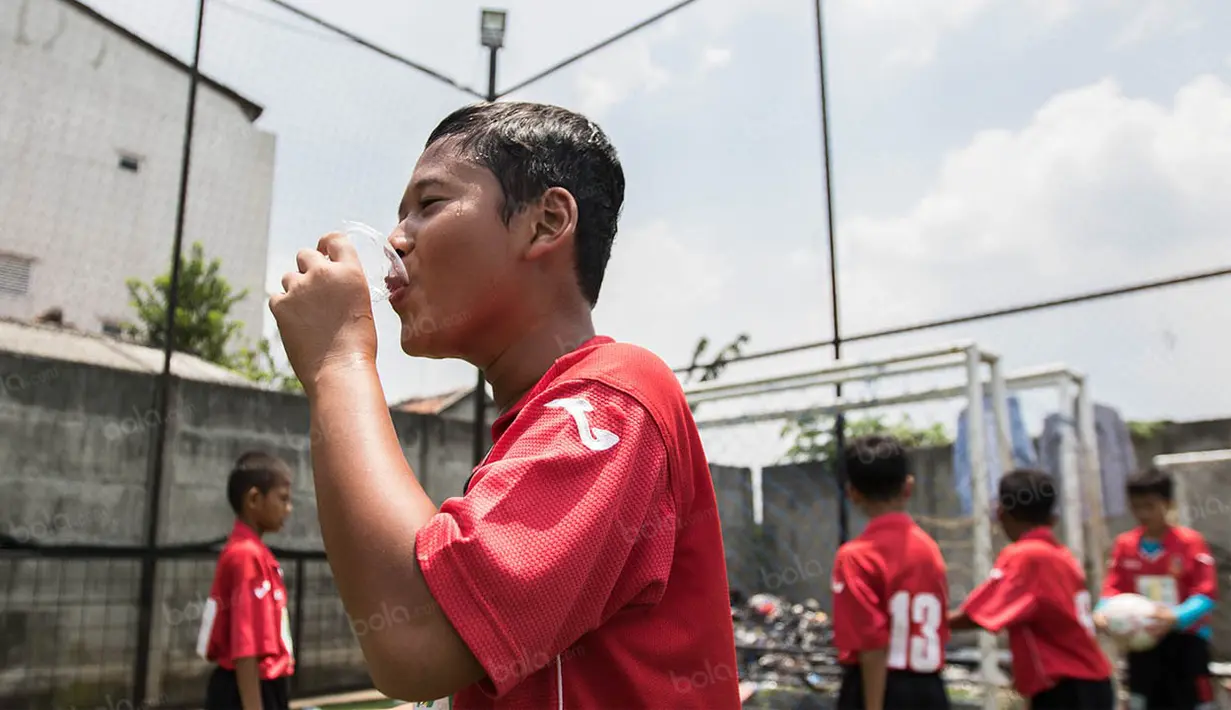Seorang pesepak bola ASIOP Apacinti tampak lelah usai bertanding. (Bola.com/Vitalis Yogi Trisna)