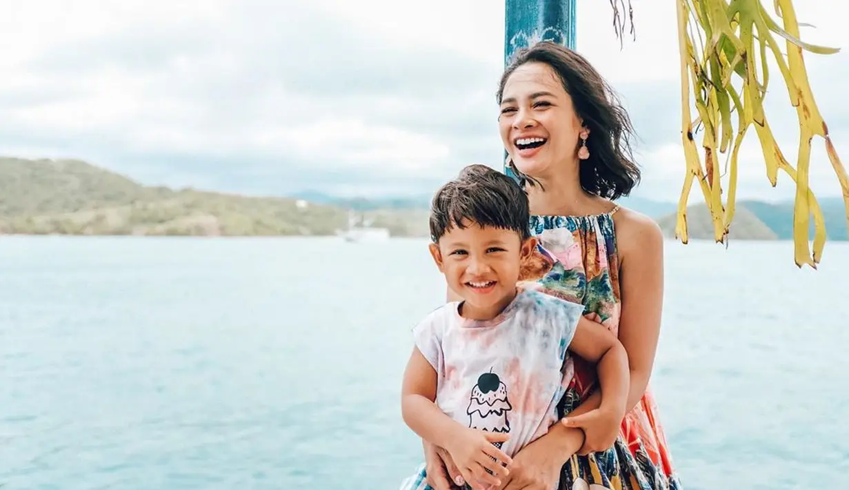 "Alasannya biar dia juga bisa lihat, bahwa ada kehidupan lain yang di dunia ini yang tidak seperti yang dia lihat seperti keseharian dia. Ada fakta lain yang mungkin akan sangat berbeda dengan apa yang dia tangkap dengan mata dan kepalanya di keseharian," katanya. (Instagram/andienaisyah)