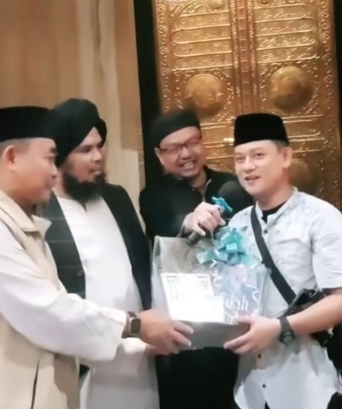 Detik-Detik Bobon Santoso Ucap Syahadat, Dibimbing Ustaz Derry, Disambut Haru