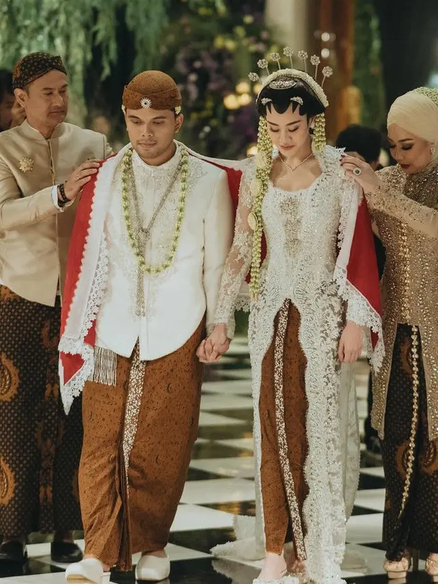 Busana Tradisional yang Dikenakan Aaliyah Massaid. [@morden.co]