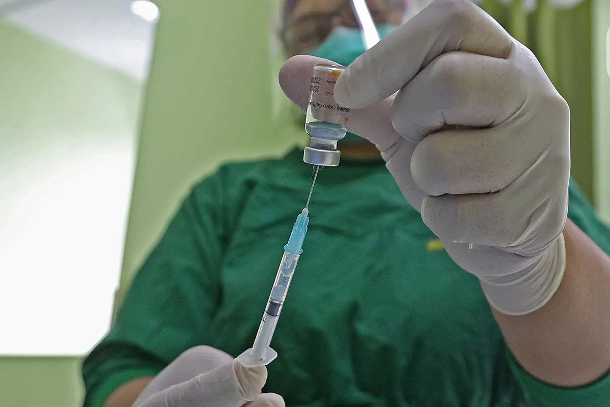 Ketua IDI Terpilih Vaksinasi COVID-19 Bersama Nakes RSUD Cengkareng