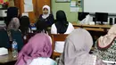 Hari pertama masuk sekolah pasca libur panjang akhir semester, dimanfaatkan SDN Menteng 01 untuk membagikan rapor, Jakarta, Senin (5/1/2015). (Liputan6.com/Faizal Fanani)