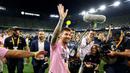 Pemain Inter Miami, Lionel Messi, menyapa suporter yang hadir setelah membawa klubnya meraih juara  Leagues Cup 2023 yang berlangsung di Geodis Park, Minggu (20/8/2023). Messi yang baru tampil sebanyak tujuh kali bagi The Herons menjadi primadona baru setelah membawa perubahan besar denagn membawa pulang trofi untuk pertama kalinya. (AFP/Getty Images/Kevin C. Cox)
