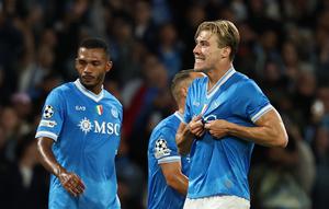 Rasmus Hojlund (Napoli) merayakan gol ke gawang Sporting dalam laga Liga Champions di Diego Armando Maradona stadium, 1 Oktober 2025. (Alessandro Garofalo//LaPresse via AP)