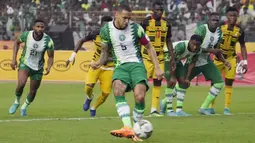 Setelah tertinggal oleh gol Thomas Partey, Nigeria hanya mampu menyamakan skor 1-1 melalui gol penalti William Troost-Ekong hingga laga berakhir. (AP/Sunday Alamba)