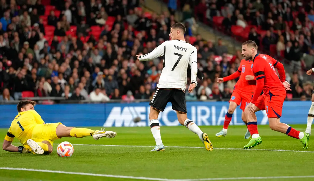 Pemain Jerman Kai Havertz mencetak gol ke gawang Inggris pada pertandingan sepak bola UEFA Nations League di Stadion Wembley, London, Inggris, 26 September 2022. Pertandingan berakhir imbang 3-3. (AP Photo/Kirsty Wigglesworth)