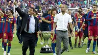 Mantan Presiden Barcelona Joan Laporta (kiri) dan Pep Guardiola menenteng Trofi Joan Gamper setelah Barca mengalahkan AC Milan lewat adu penalti.