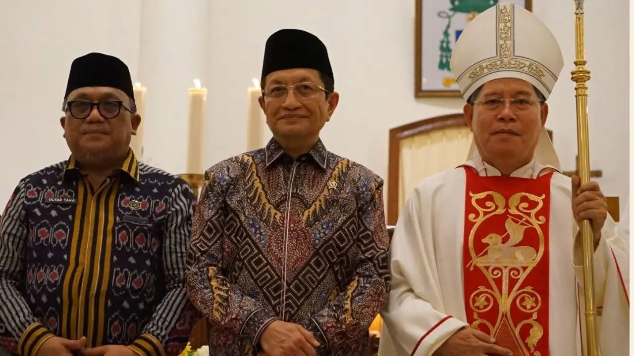 Menteri Agama RI Nasaruddin Umar (tengah) menghadiri Perayaan Natal di Gereja Katedral Hati Tersuci Maria, Manado, Rabu (24/12) (Istimewa)