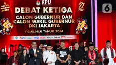 Tiga calon gubernur dan calon wakil gubernur, Ridwan Kamil-Suswono, Dharma Pongrekun-Kun Wardana, dan Pramono Anung-Rano Karno berfoto bersama usai mengikuti debat ketiga Pemilihan Kepala Daerah Jakarta 2024 di Golden Ballroom Hotel Sultan Jakarta, Minggu (17/11/2024). (Liputan6.com/Herman Zakharia)