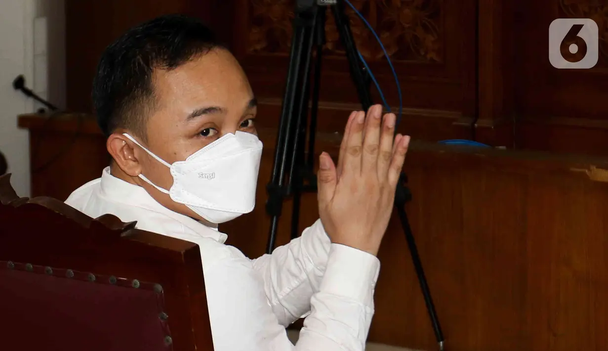 <p>Terdakwa kasus dugaan pembunuhan berencana Brigadir Yosua, Ricky Rizal bersiap mengikuti sidang lanjutan di PN Jakarta Selatan,Selasa (14/2/2023). JPU meminta Majelis Hakim menyatakan Ricky bersalah karena turut serta melakukan pembunuhan berencana terhadap Brigadir J. (Liputan6.com/Herman Zakharia)</p>