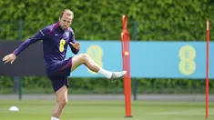 Kapten tim nasional Inggris, Harry Kane, melakukan pemanasan saat sesi Latihan persiapan timnas untuk Euro 2024 di Tottenham Hotspur Training Session, London, Kamis (6/6/2024). (Zac Goodwin/PA via AP)
