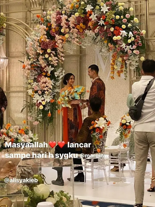 Momen Tunangan Ali Syakieb dan Margin Winaya. (Sumber: Instagram/lestykejora)