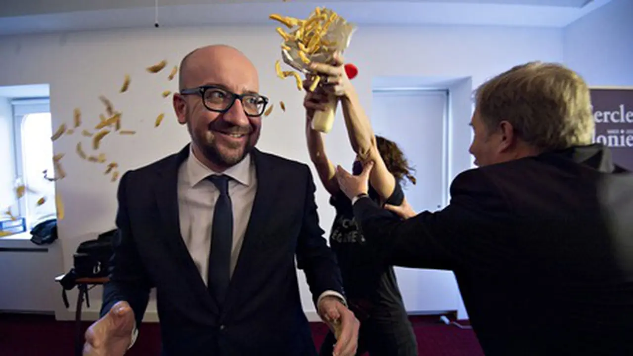Saat PM Belgia Charles Michel Disiram Kentang dan saus mayo. (The Guardian)