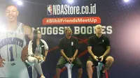 Mantan pemain NBA, Buggsy Bogues (tengah). (Istimewa)