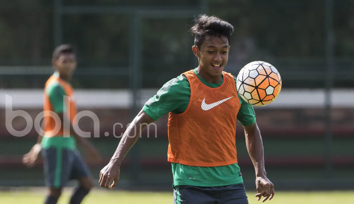 Pemain Timnas Indonesia, Febri Hariyadi, mengontrol bolas saat latihan. Nantinya Timnas U-22 akan menjalani pemusatan latihan jangka panjang di Spanyol untuk persiapan Kualifikasi Piala AFC U-23 2018. (Bola.com/Vitalis Yogi Trisna)