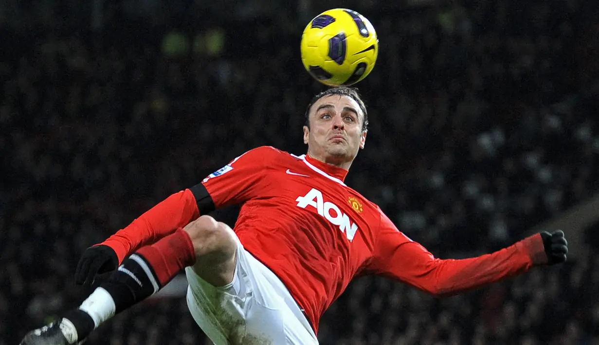 Dimitar Berbatov. Striker Bulgaria ini menjadi top skor Liga Inggris 2010/2011 bersama Carlos Tevez (Manchester City) yang sama-sama mengoleksi 20 gol. Manchester United meraih gelar Liga Inggris usai mengoleksi 80 poin, unggul 9 poin dari Chelsea sebagai runner-up. (AFP/Andrew Yates)
