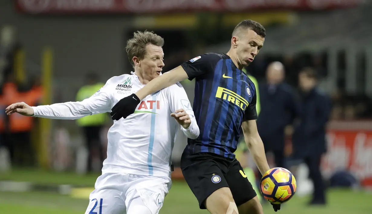 Inter Milan, Ivan Perisic berusaha melewati hadangan pemain Chievo, Nicolas Frey pada lanjutan Serie A di San Siro stadium, Milan, (14/1/2017). Inter menang 3-1.  (AP/Luca Bruno)
