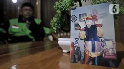 Sebuah foto Suharno saat awal karir sebagai badut menghiasi meja ruang tamu rumah. Sebelum menjadi badut, Suharno berkerja sebagai petugas keamanan di sebuah perumahan kawasan Kebayoran. (Merdeka.com/Iqbal S Nugroho)