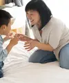 Mengasuh anak membutuhkan kerja sama dan pembagian peran yang seimbang antara pasangan. (Foto/Dok: Magnific)