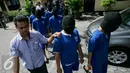 Petugas menggiring sejumlah tersangka usai Polresta Yogyakarta menggelar perkara penyalahgunaan psikotropika, Senin (26/9). (Liputan6.com/Boy Harjanto)