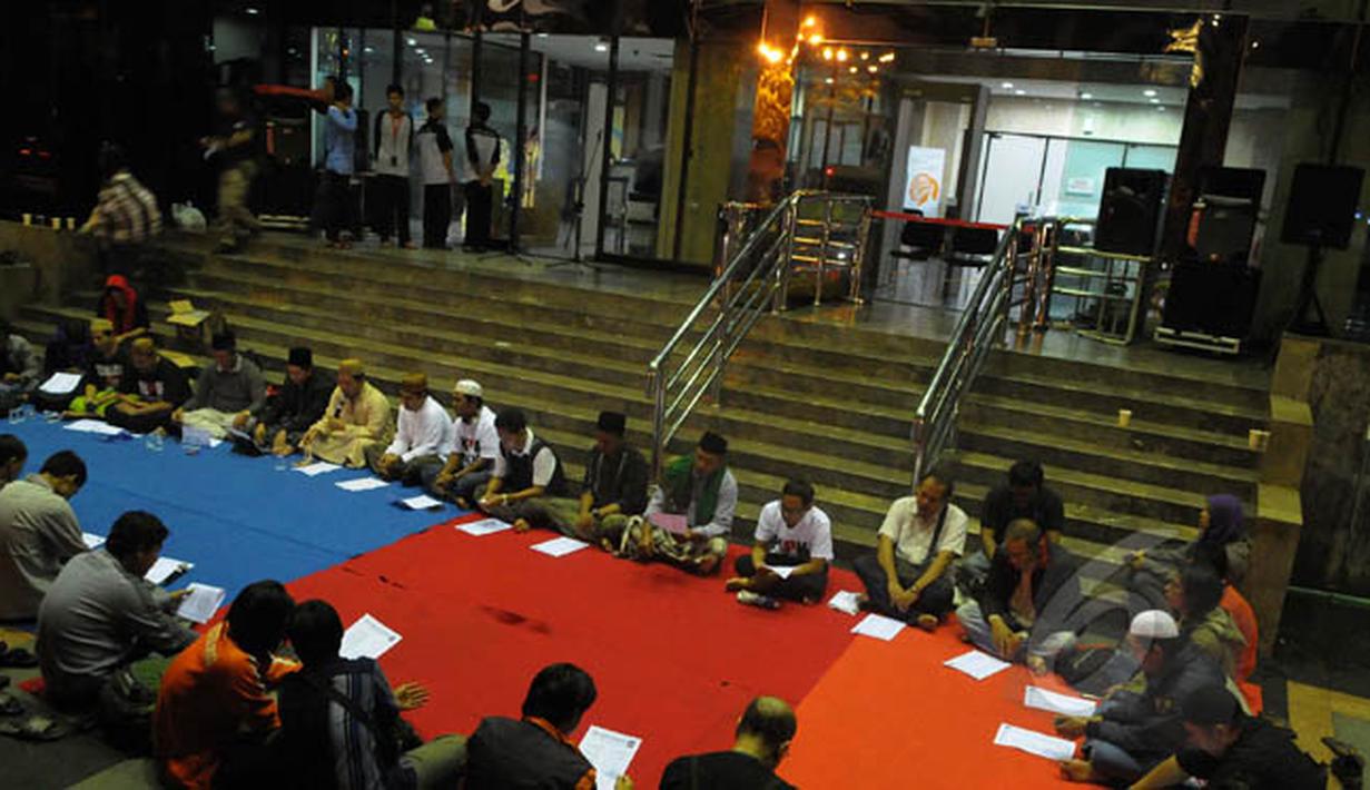 Sejumlah masyarakat menggelar istighosah di halaman Gedung KPK, Jakarta, Minggu (1/2/2015). (Liputan6.com/Andrian M Tunay)