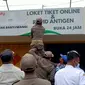 Petugas Satuan Polisi Pamong Praja (Satpol PP) Banyuwangi, Menertibkan Gerai Rapid Tets Antigen  di Kawasan Pelabuhan Ketapang (Hermawan Arifianto/Liputan6.com)