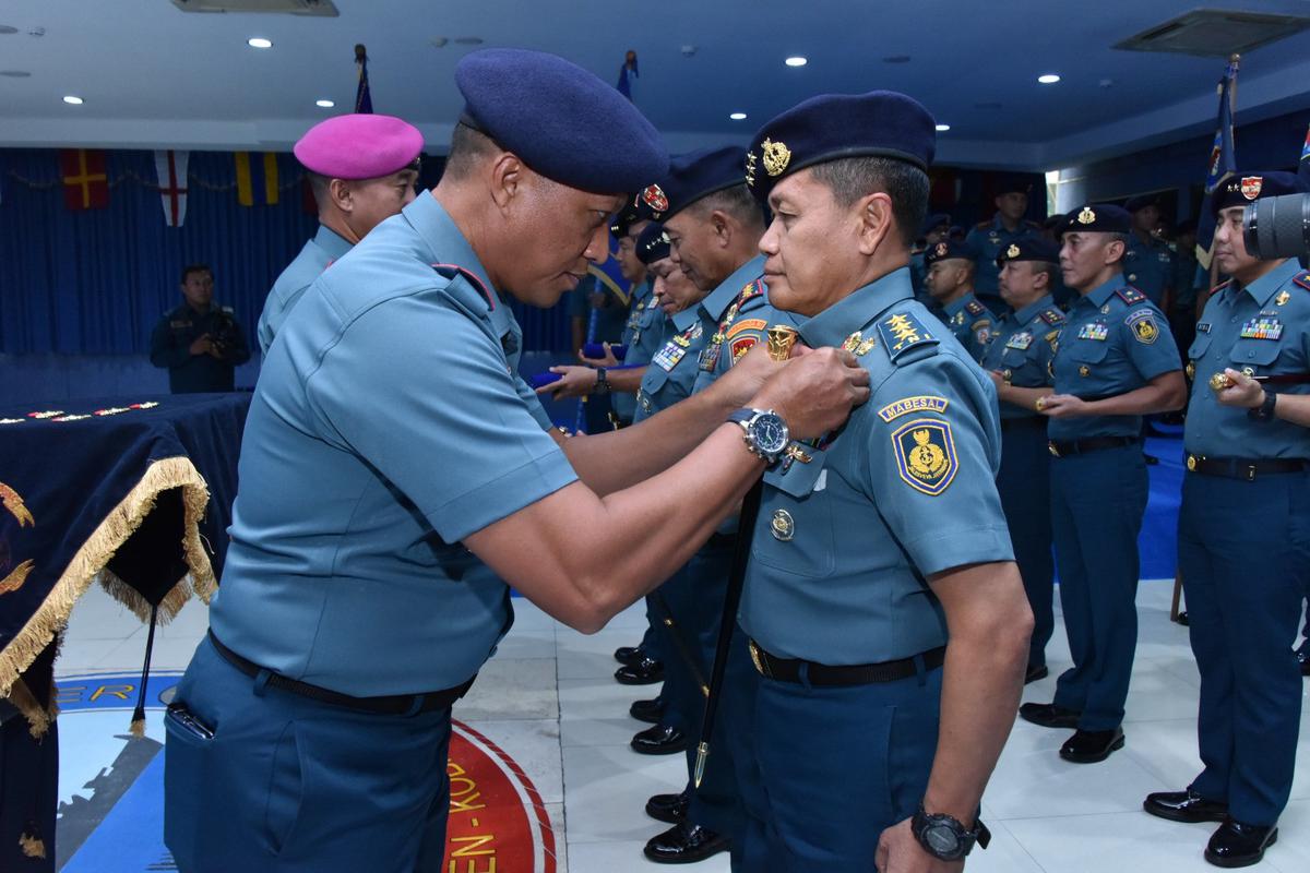 Foto: Brevet Kehormatan Principal Warfare Officer (PWO) di Kodiklatal Surabaya