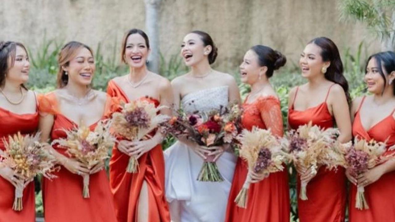Selain pengantin, para bridesmaid pun tak luput mencuri perhatian. Dari kalangan selebriti ada Nia Ramadhani dan Rossa.