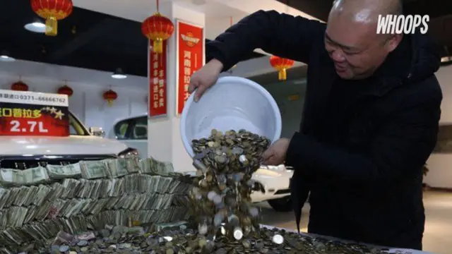 Bahkan mereka terpaksa menghabiskan waktu selama 12 jam untuk menghitung keseluruhan uang yang dibawa Guo.