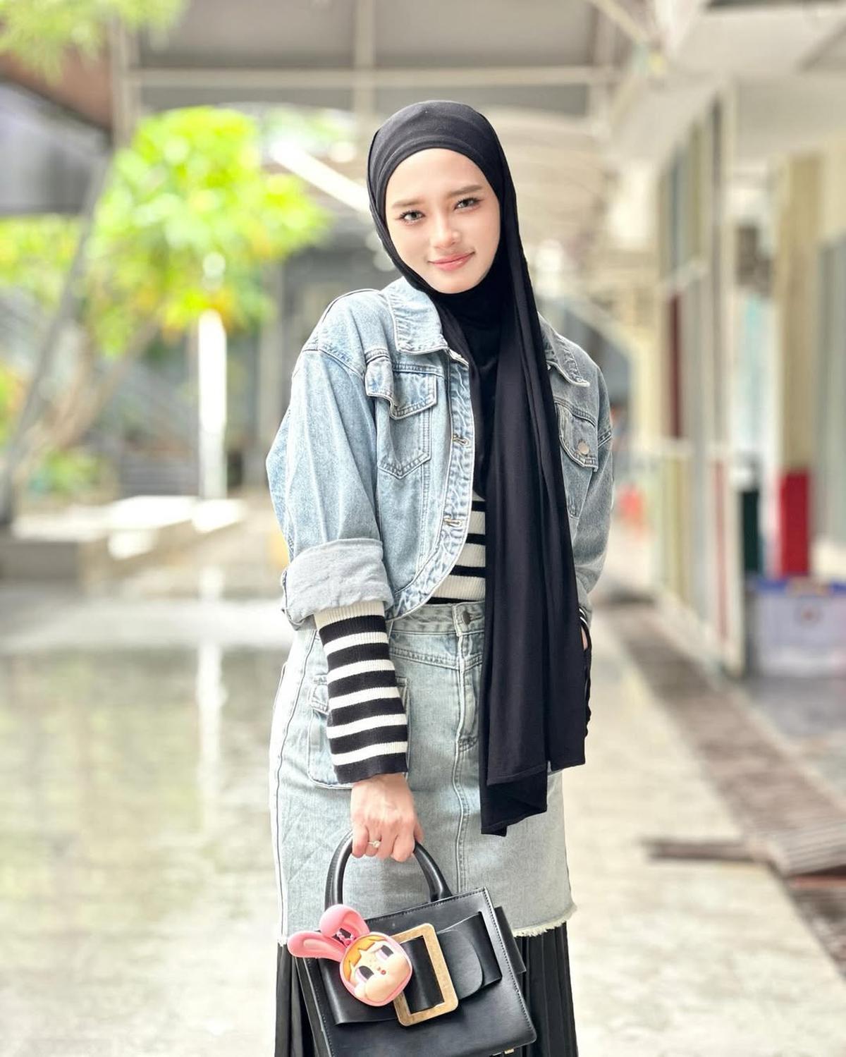 Potret Cantik Inara Rusli Tampil Stylish Padukan Busana Denim