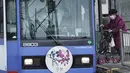 Seorang wanita yang mengenakan masker pelindung untuk membantu mengekang penyebaran virus corona di sebuah trem di Tokyo, Selasa (26/1/2021). Jepang mengonfirmasi lebih dari 1.000 kasus Virus Corona baru pada 26 Januari 2021. (AP Photo/Eugene Hoshiko)